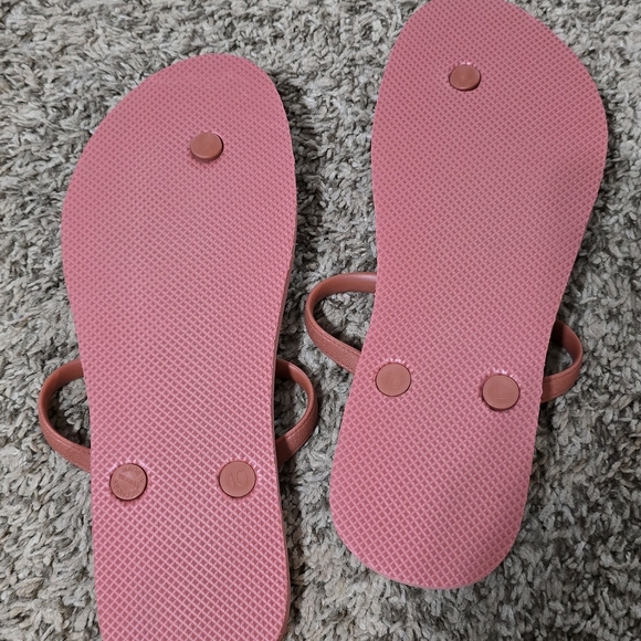 Old Navy T strap flip flops - Picture 3 of 3